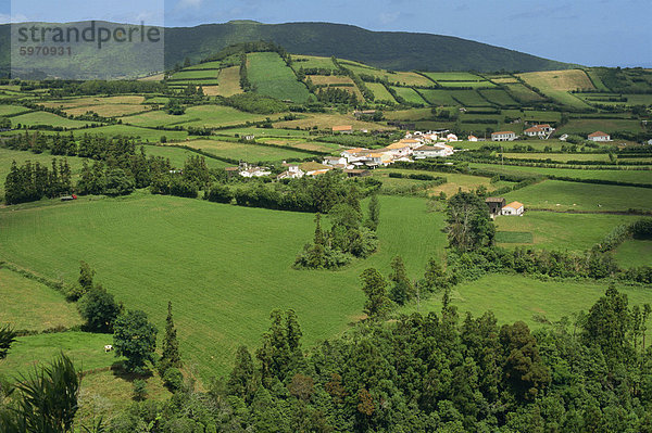 Landschaft von Feldern und kleines Dorf auf der Insel Faial  Azoren  Portugal  Atlantik  Europa