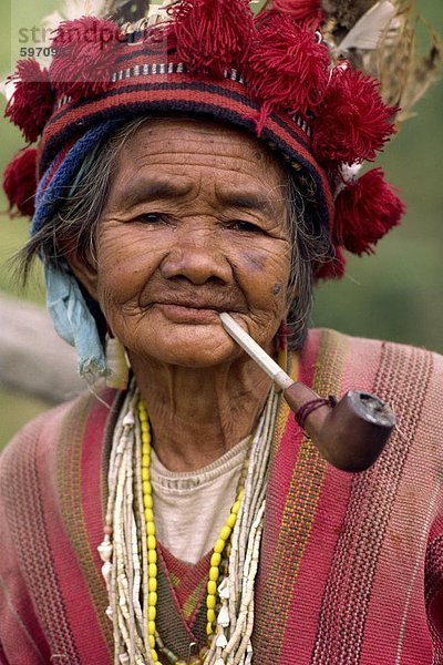 Porträt einer älteren Frau des Stammes der Ifugao tragen ein gewebten Hut mit Federn geschmückt  geschnitzten Vogel bei Banaue  Mountain Province  Nord-Luzon  Philippinen  Südostasien  Asien