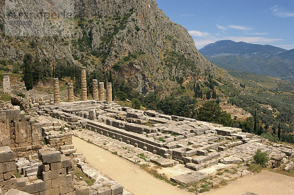 Ruinen der Tempel des Apollon  mit Hügeln im Hintergrund bei Delphi  UNESCO Weltkulturerbe  Griechenland  Europa