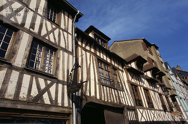 Aitre Saint-Maclou  ein 16. Jahrhundert das Beinhaus  typisch für die halb Fachwerkhäuser in der Stadt Rouen  Haute-Normandie  Frankreich  Europa