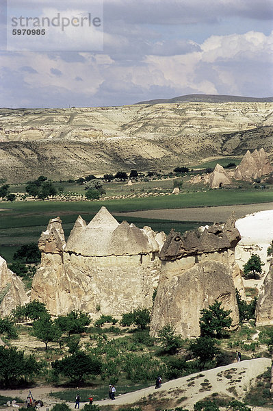 Aushöhlung mit vulkanischem Tuff Säulen in der Nähe von Göreme  Kappadokien  Türkei  Kleinasien  Asien