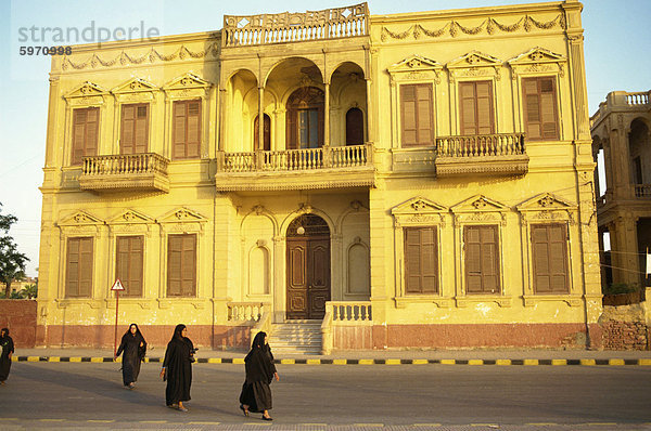 Gebäude in der Nähe von Luxor-Tempel an der Corniche Road  Luxor  Theben  Ägypten  Nordafrika  Afrika