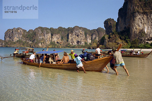 Startet ein Longtail-Boot voller Backpackers von Railay Beach in Krabi in Thailand  Südostasien  Asien