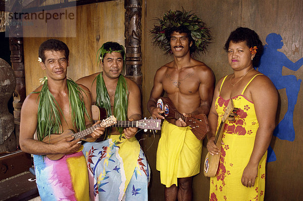 Eine Gruppe von polynesischen Musikern begrüßen die Besucher auf Moorea  Tahiti  Pazifische Inseln  Pazifik