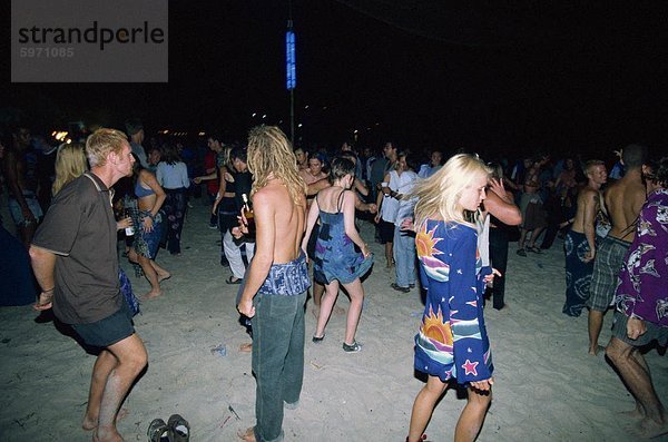 Touristen  die auf einer Vollmond-Party am Haad Rin Beach auf Koh Pha Ngan in Thailand  Südost-Asien Asien tanzen