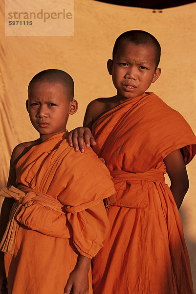 Junge Mönche während der buddhistischen Fastenzeit  Vientiane  Laos  Indochina  Südostasien  Asien