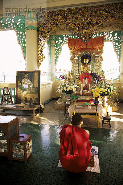 Mönch anzubeten  Kuthodaw Pagoda  Mandalay  Myanmar (Birma)  Asien