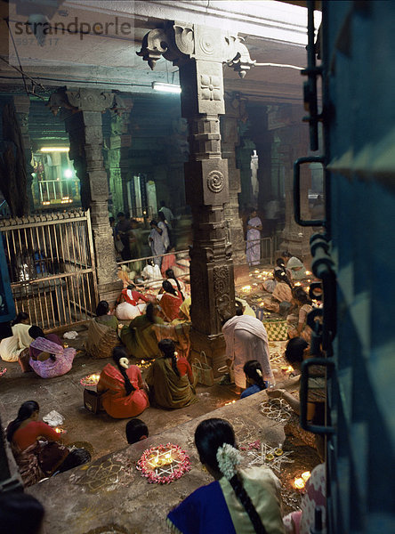 Die Gläubigen in einem Schrein in der Sri-Meenakshi-Tempel  Madurai  Tamil Nadu Zustand  Indien  Asien