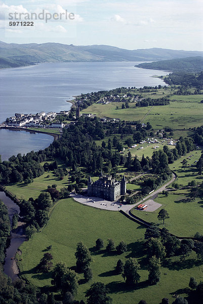 Luftbild von Inverary Castle und Loch Fyne  Inverary  Schottland  Vereinigtes Königreich  Europa