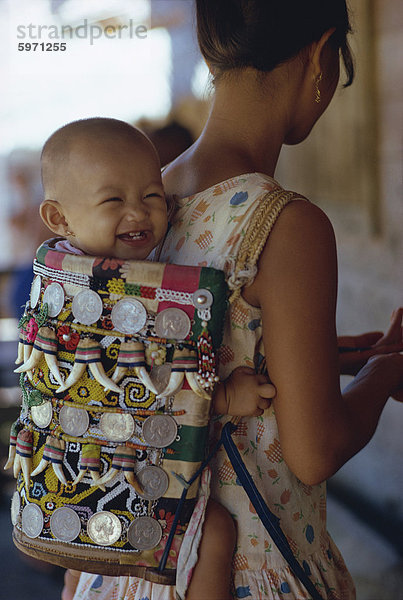 Kenyah Frau mit Baby in einem traditionellen Träger  Kalimantan  Borneo  Indonesien  Asien