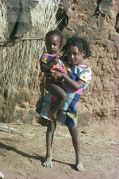 Baggara-Mädchen und Baby-Schwester  Gabra  Sudan  Afrika