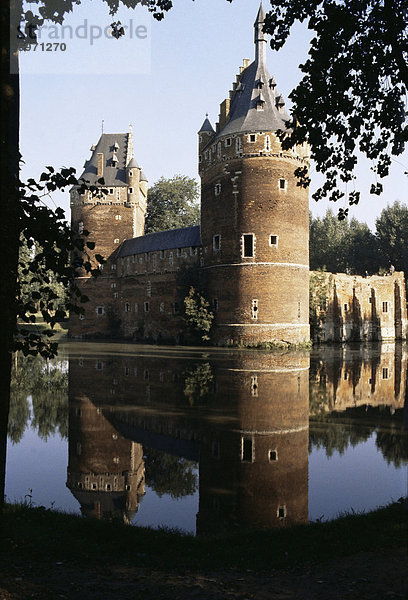 Reflexion des Schlosses im Wassergraben  Beersel  Belgien  Europa