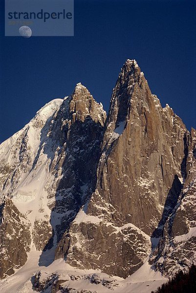 Zerklüftete Gipfel der Aiguille du Dru und des Mondes  Chamonix  Rhone Alpes  Frankreich  Europa