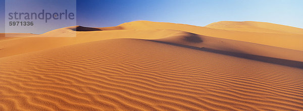 Sanddüne von der Erg Chebbi  Sahara-Wüste in der Nähe von Merzouga  Marokko  Nordafrika  Afrika