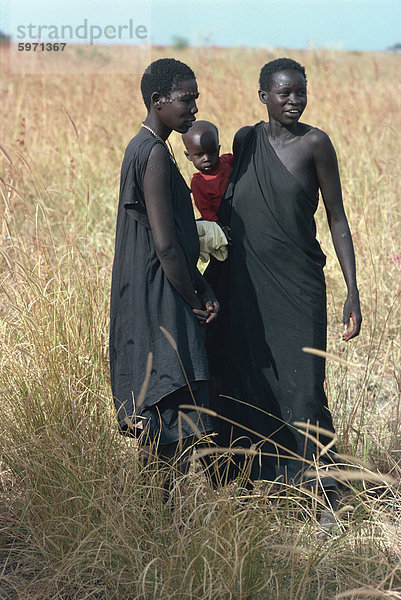 Zwei Schilluk Frauen  ein Betrieb Kind  Sudan  Afrika