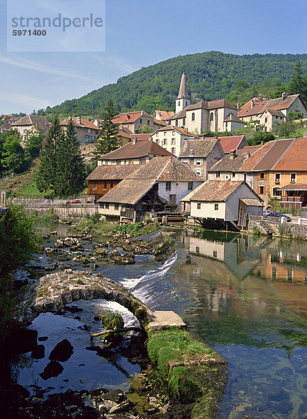 Mittelalter Frankreich Europa Gebäude Brücke Fluss Kirche Dorf