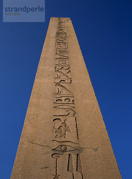 Hieroglyphen auf dem Obelisken im Hippodrom-Platz in Istanbul  Türkei  Europa