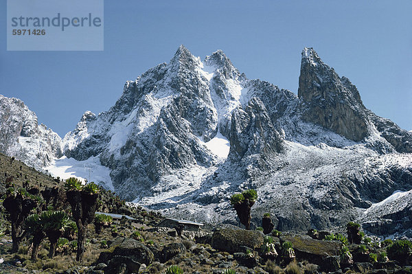 Die Gipfel des Mt. Kenya  gesehen aus dem Teleki Valley  mit Rangerstation im Vordergrund  Kenia  Ostafrika  Afrika