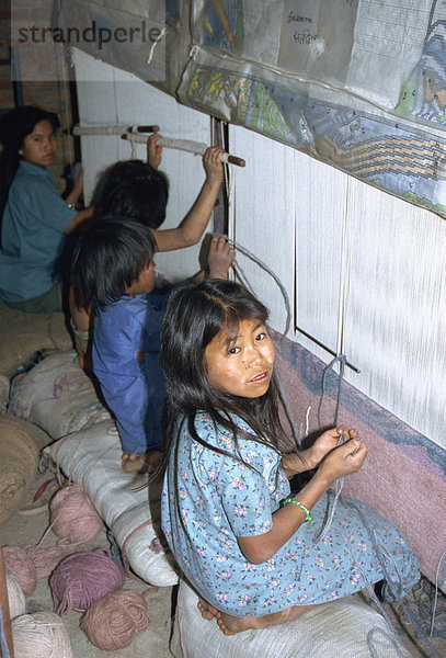 Porträt des Kindes ungelernten in Teppich-Fabrik  Bhaktapur  Kathmandu-Tal  Nepal  Asien