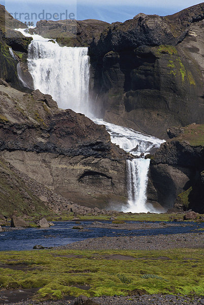 Ofaerufoss  der Wasserfall über Basalt bei Eldgja  nach dem Zusammenbruch des Felsen-Brücke  in Island  Polarregionen