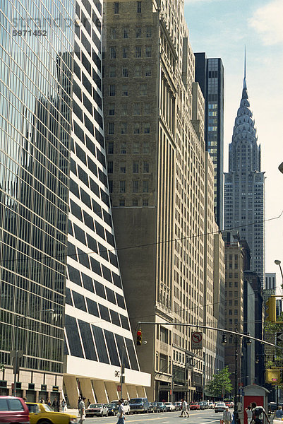 Die Gnade  die Gebäude an der 42nd Street  mit dem Chrysler Building hinter  Manhattan  New York City  Vereinigte Staaten von Amerika  Nordamerika