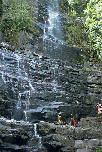 Wasser Kaskadierung unten Felsen am Kavak  ein indianisches Dorf in der Nähe von Salto Angel in Venezuela  Südamerika