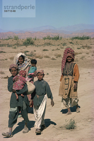 Eine Gruppe von Baluchi Frauen und Kinder in der Nähe von Sibi  Pakistan  Asien