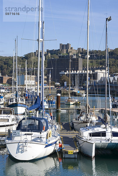 Marina und Burg jenseits  Dover  Kent  England  Vereinigtes Königreich  Europa