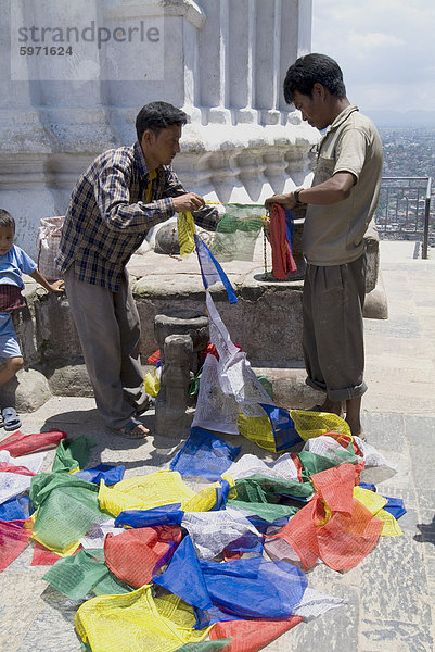Verkauf Gebetsfahnen  Swayambhunath (Monkey Tempel)  Kathmandu  Nepal  Asien