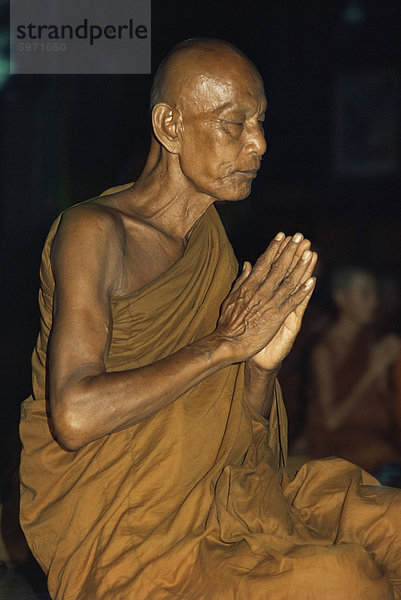 Buddhistischer Mönch Meditation  Wat Suntorn  Bangkok  Thailand  Südostasien  Asien