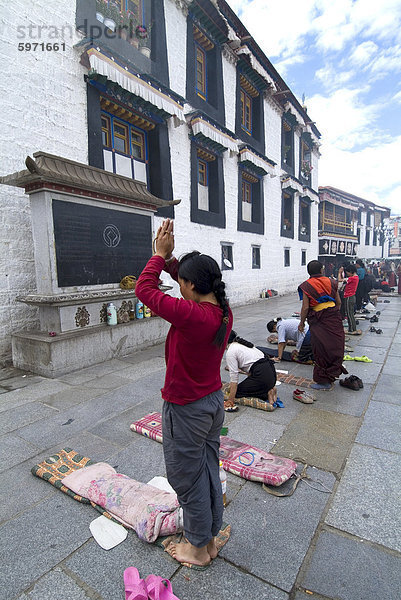 Anbeter  Jokhang-Tempel  der am meisten verehrten religiösen Struktur in Tibet  Lhasa  Tibet  China  Asien