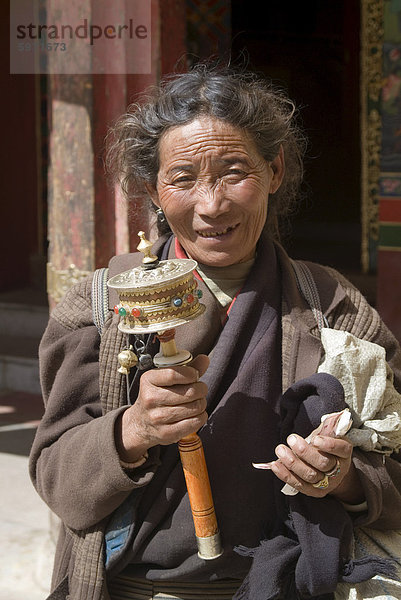 Frau und Gebetsmühle  Kloster Ganden  in der Nähe von Lhasa  Tibet  China  Asien