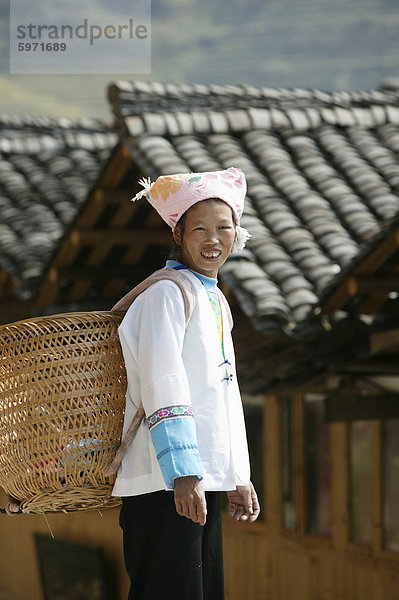 Frau der Yao-Minderheit  terrassierte Longsheng Reisfeldern  Guilin  Provinz Guangxi  China  Asien