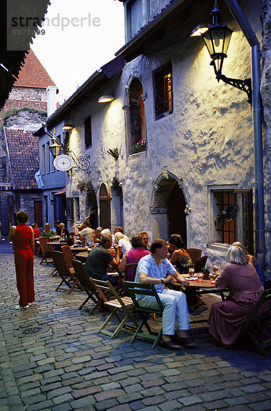 Restaurant im Freien  Old Town  Tallinn  Estland  Baltikum  Europa