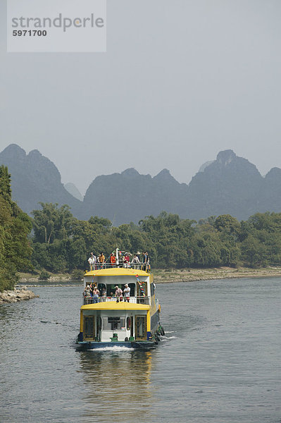 Kreuzfahrt Schiff zwischen Guilin und Yangshuo  Li Fluss  Guilin  Provinz Guangxi  China  Asien