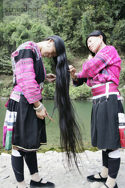 Frauen der Yao-Minderheit (Langhaar Stamm)  terrassierte Longsheng Reisfeldern  Guilin  Provinz Guangxi  China  Asien