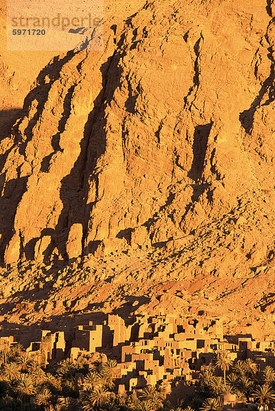 Überreste der Kasbah am Fuß der Klippen bei Sonnenaufgang  Tinerhir  Todra Schlucht  Marokko  Nordafrika  Afrika