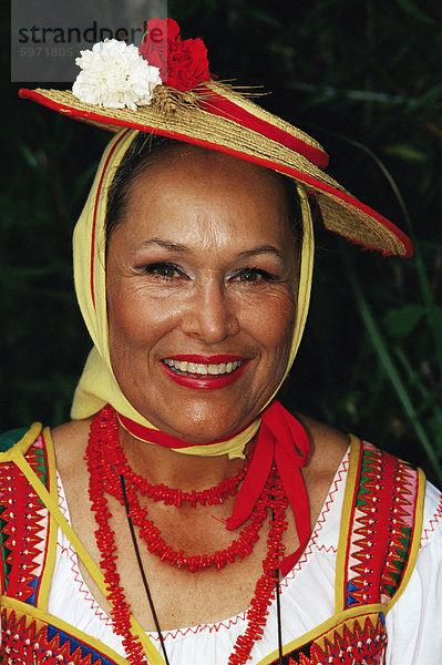 Porträt einer Frau tragen traditionellen Kleidung während Fronleichnam Feier  La Orotava  Teneriffa  Kanarische Inseln  Spanien  Atlantik  Europa La Orotava