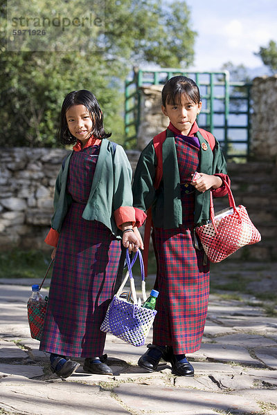 Schulmädchen  Paro  Bhutan  Asien
