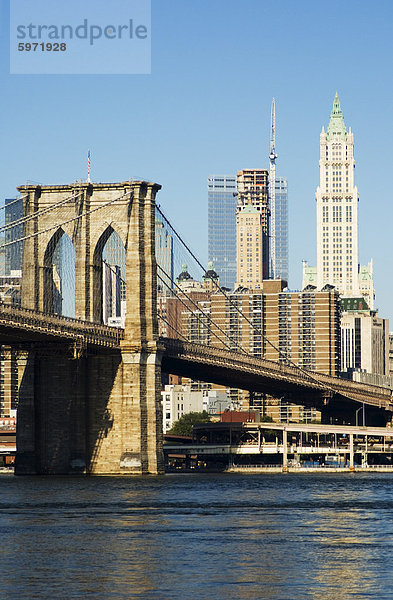 Brooklyn Bridge und Manhattan Skyline  New York City  New York  Vereinigte Staaten von Amerika  Nordamerika