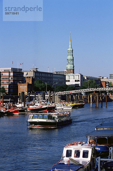 Boot am Kanal in der Speicherstadt  die historische Stadt Lagerbereich  Hamburg  Deutschland  Europa