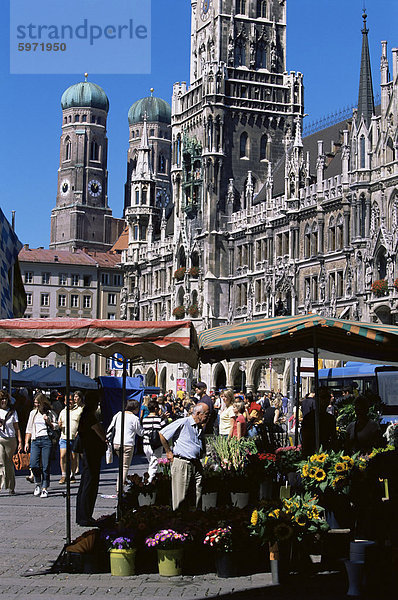 Markt vor dem Rathaus  Marienplatz  München  Bayern  Deutschland  Europa