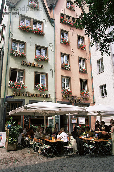 Menschen sitzen auf ein Restaurant von der Fischmarkt in der Altstadt (Altstadt)  Köln  Nord Rhein Westfalen  Deutschland  Europa