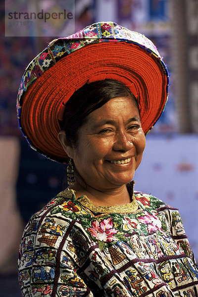 Frau in traditioneller Kleidung  als profilierter auf 25 Cents Münze  Santiago Atitlan  Guatemala  Zentralamerika