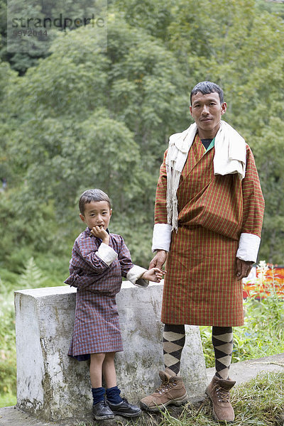 Vater und Sohn  Trongsa  Bhutan  Asien