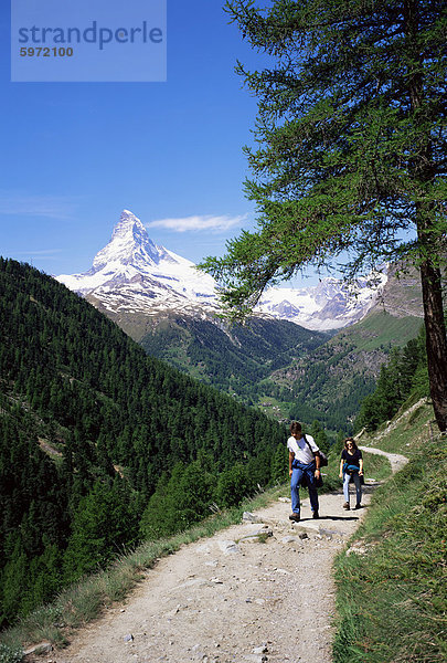 Wandern in der Nähe der Matterhorn  Schweizer Alpen  Schweiz  Europa