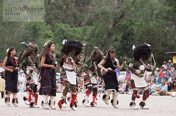 Buffalo Dance von Indianern aus Laguna Pueblo am 4. Juli  Santa Fe  New Mexico  Vereinigte Staaten von Amerika  Nordamerika