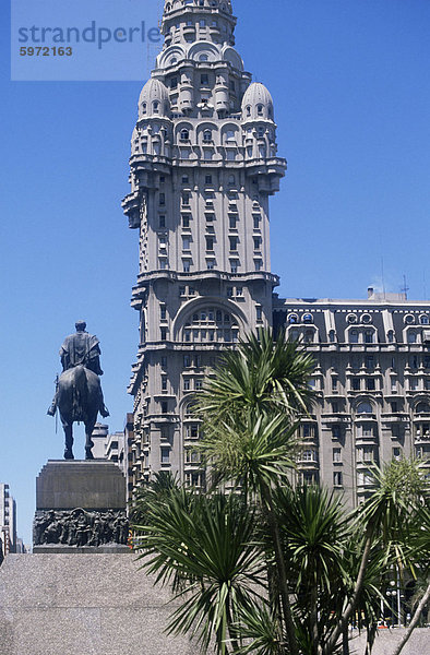 Statue von Artigas  Plaza Independecia  Montevideo  Uruguay  Südamerika