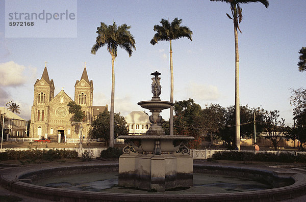 Brunnen und Kathedrale  Independence Square  Basseterre  St. Kitts  Inseln über dem Winde  Westindische Inseln  Karibik  Mittelamerika