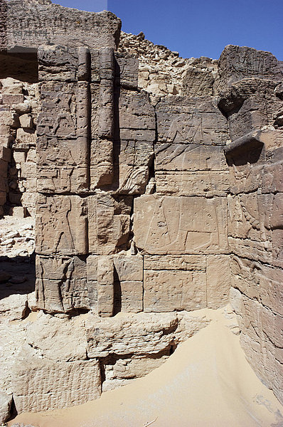 Pyramide mit Felsen Schnitzereien  Meroe  Sudan  Afrika